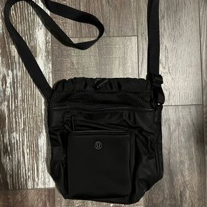 Lululemon small bucket bag - crossbody
